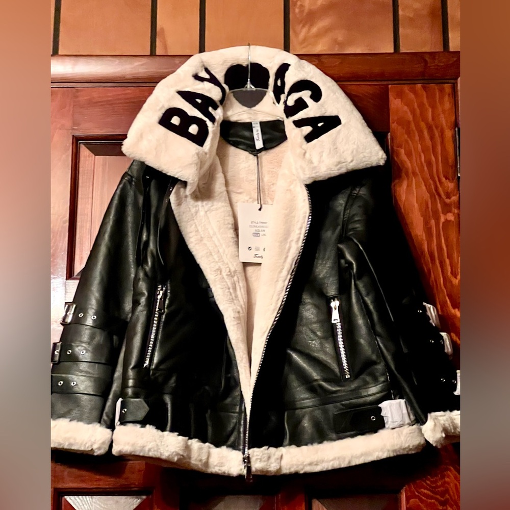✨Flash Sale✨New NWT FAUX LEATHER BLACK AND WHITE SHERPA SHEARLING FUR SIZE S/M